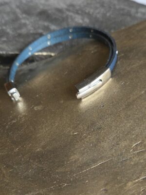 Bracelet homme en cuir bleu clouté