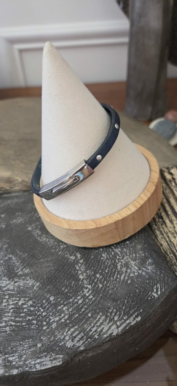 Bracelet homme en cuir bleu clouté