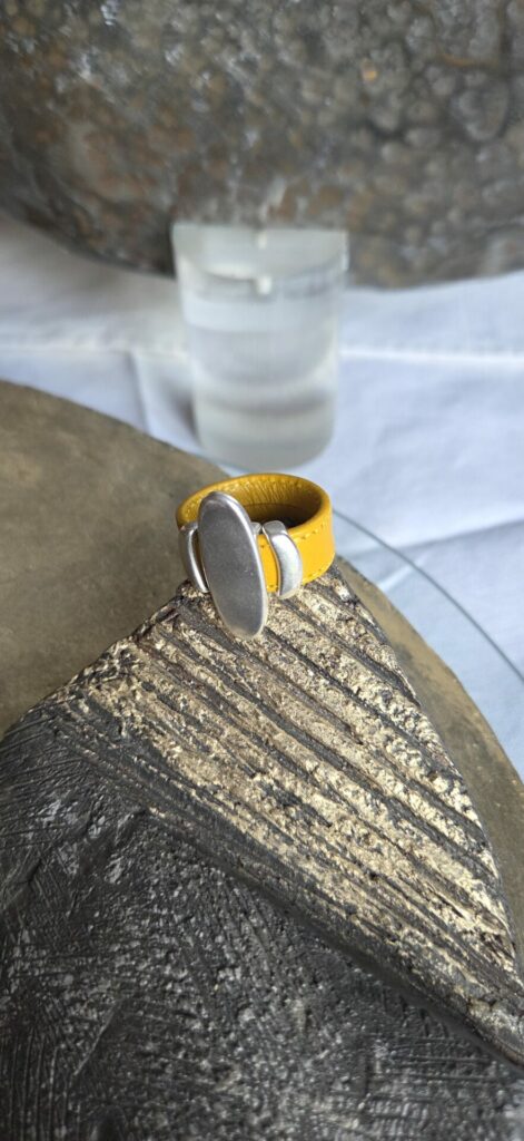 Bague femme cuir jaune et passants argentés