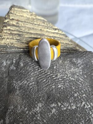 Bague femme cuir jaune et passants argentés