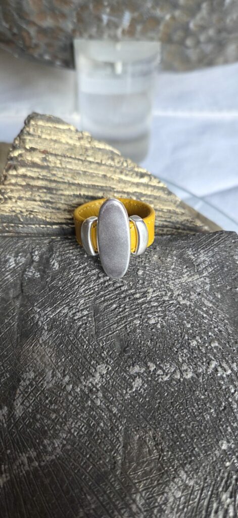 Bague femme cuir jaune et passants argentés