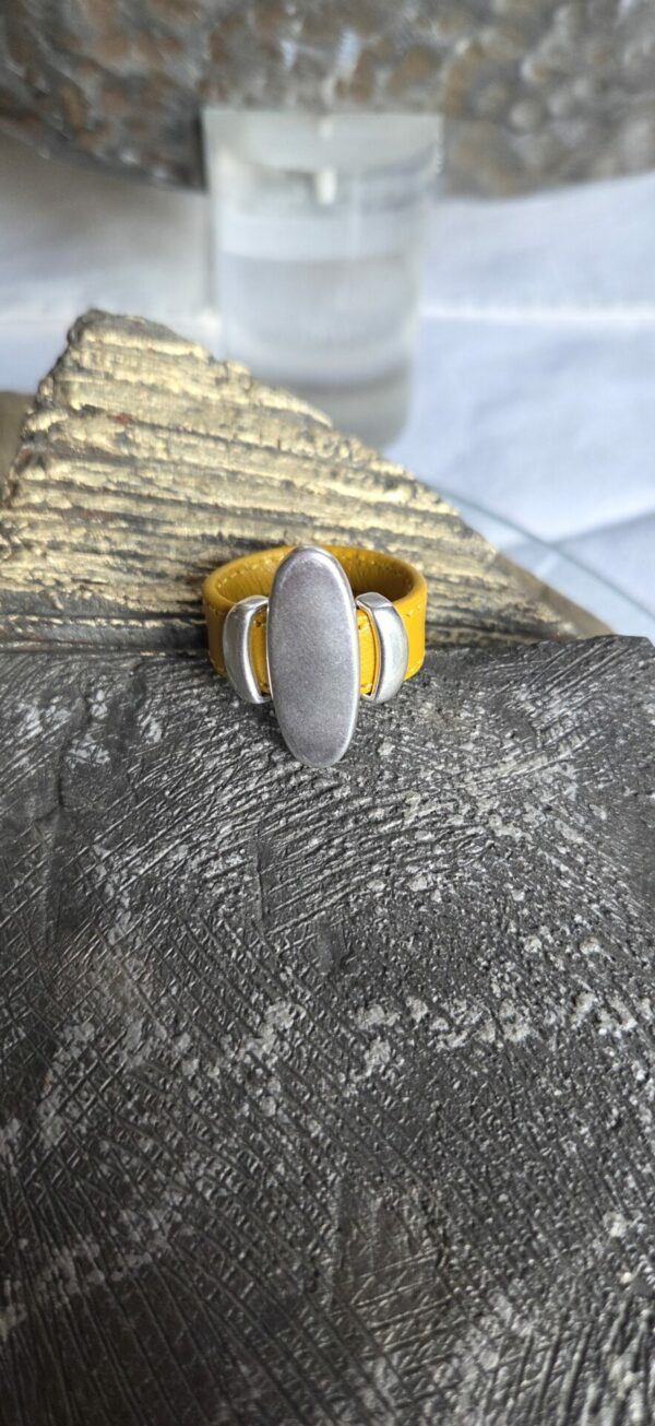 Bague femme cuir jaune et passants argentés