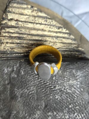 Bague femme cuir jaune et passants argentés