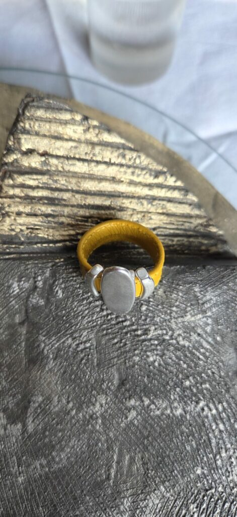 Bague femme cuir jaune et passants argentés