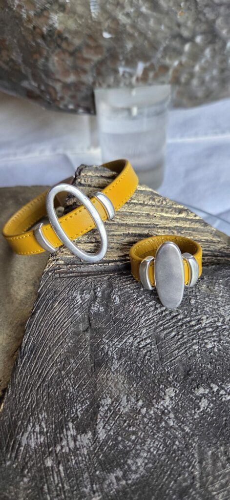 Bracelet femme cuir jaune et passants argentés