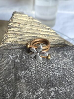 Bague femme cuir rond et petite fleur argentée