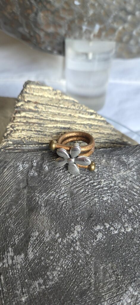 Bague femme cuir rond et petite fleur argentée