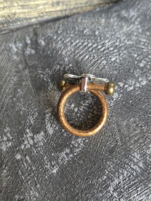 Bague femme cuir rond et petite fleur argentée