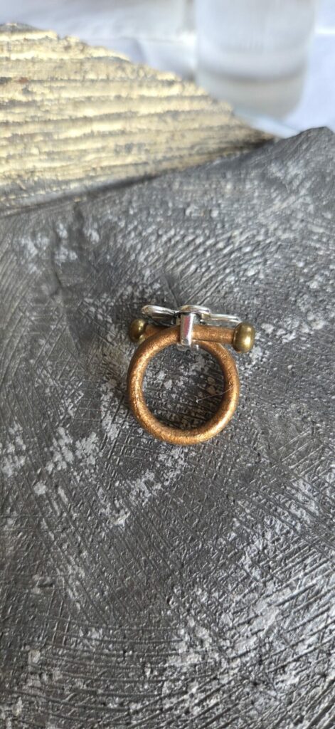 Bague femme cuir rond et petite fleur argentée
