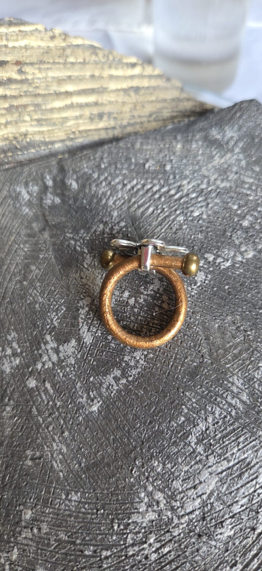 Bague femme cuir rond et petite fleur argentée