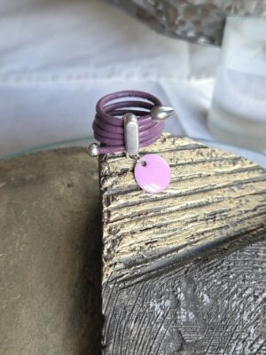 Bague femme cuir ond violet et sequin émaillé