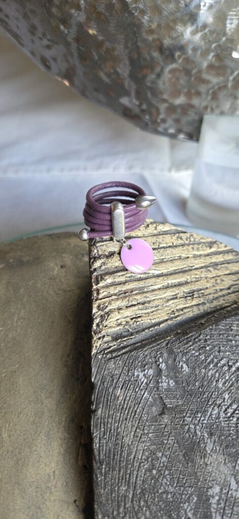 Bague femme cuir ond violet et sequin émaillé