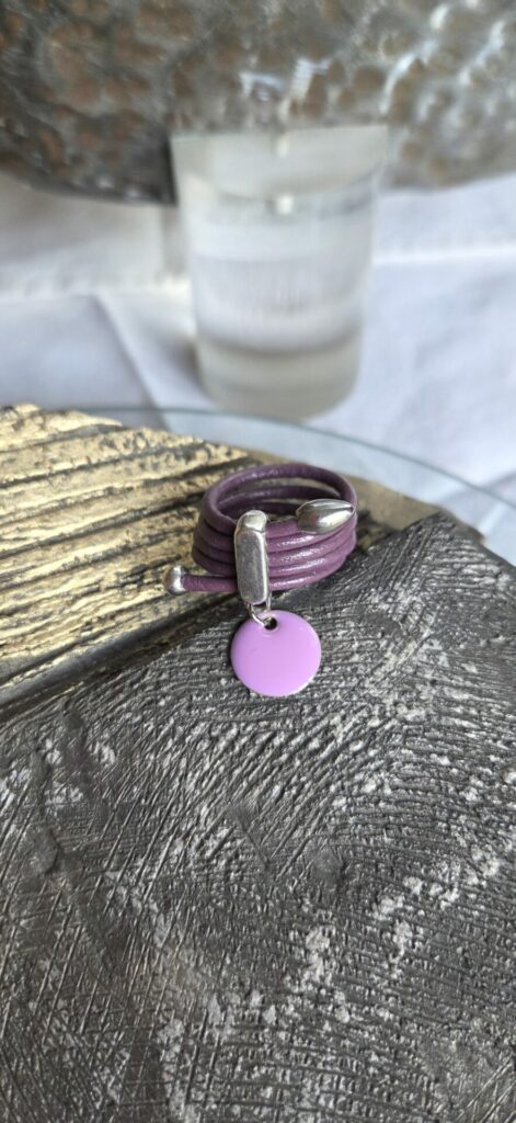 Bague femme cuir ond violet et sequin émaillé