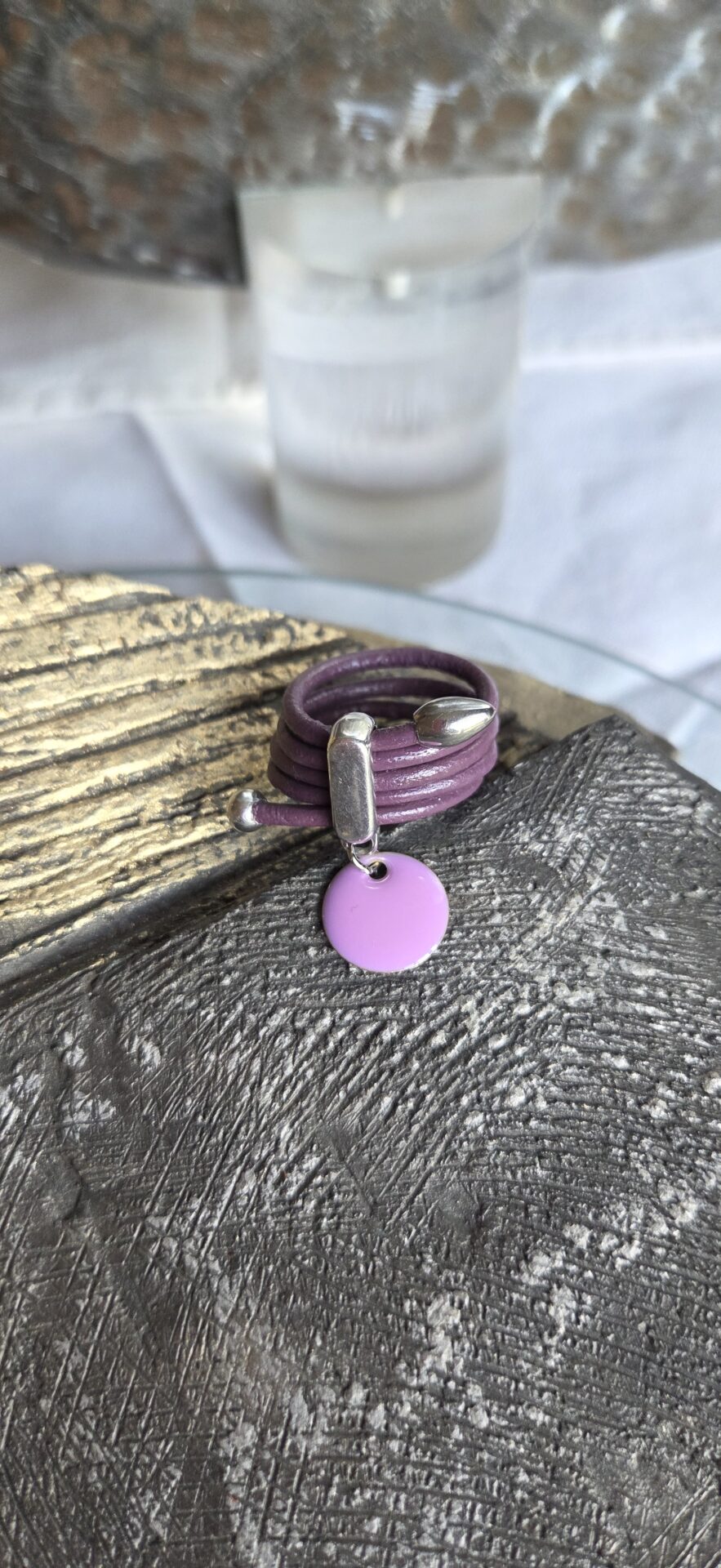 Bague femme cuir ond violet et sequin émaillé