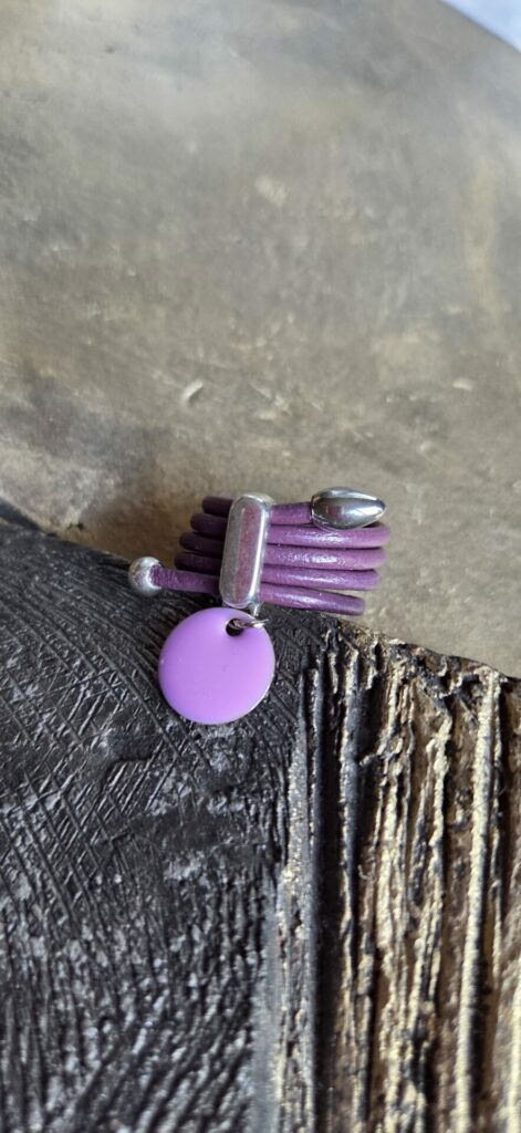 Bague femme cuir ond violet et sequin émaillé