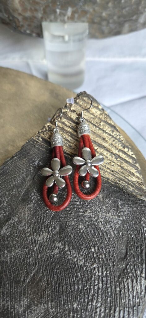Boucle d'oreille femme en cuir rond rouge et marguerite