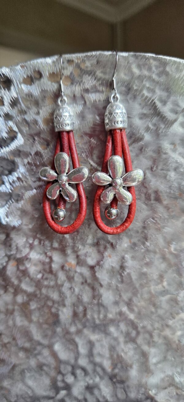 Boucle d'oreille femme en cuir rond rouge et marguerite
