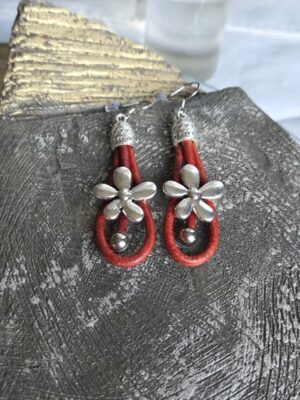 Boucle d'oreille femme en cuir rond rouge et marguerite