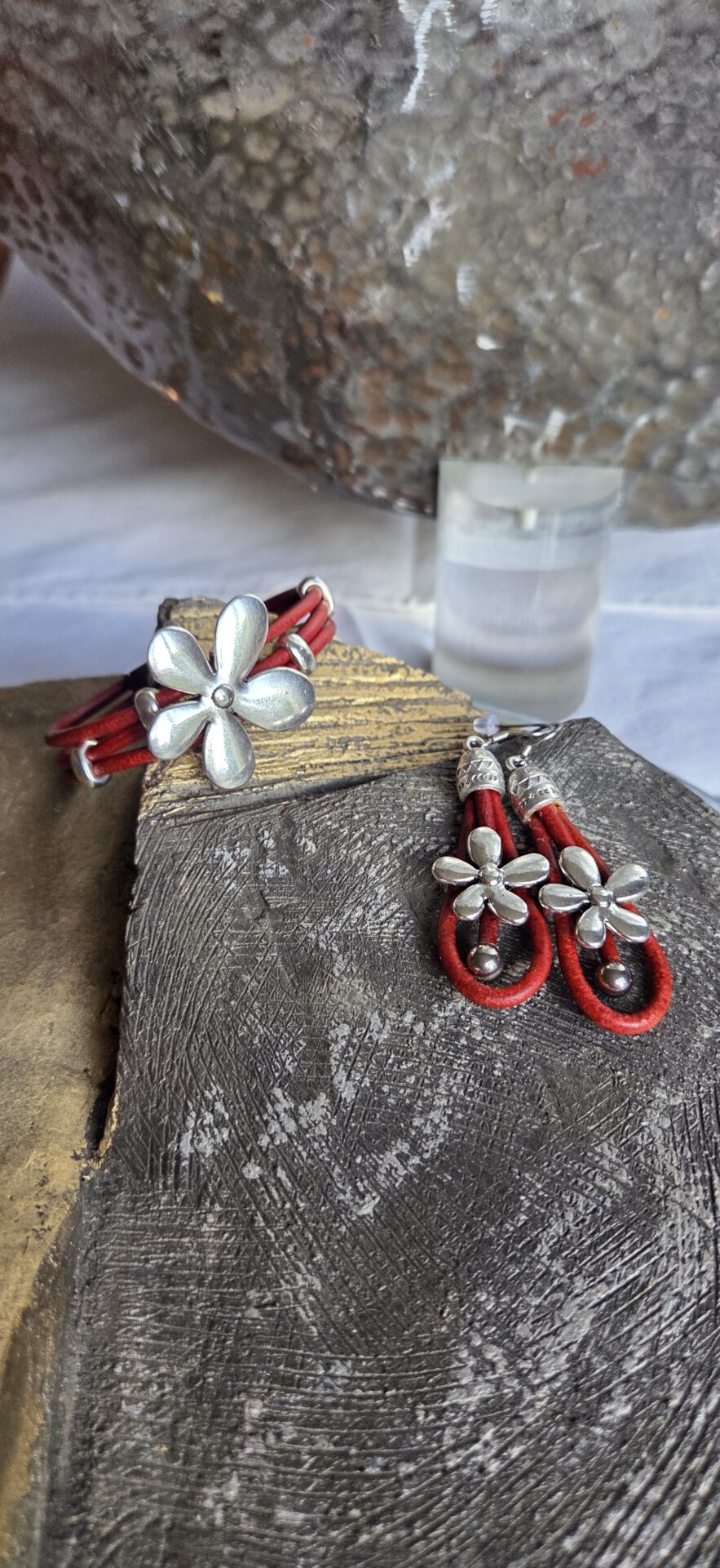 Bracelet femme cuir rouge et grosse fleur
