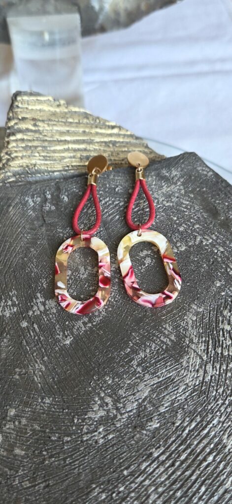 Boucle d'oreille femme cuir rond rouge et connecteur en acétate rouge