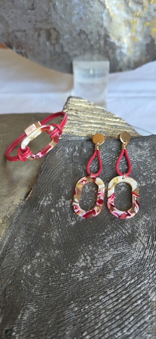 Boucle d'oreille femme cuir rond rouge et connecteur en acétate rouge