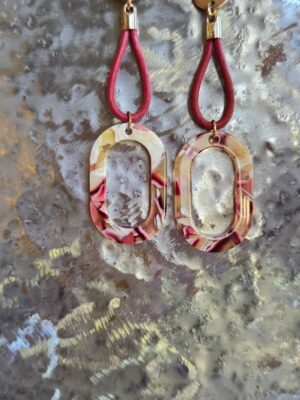 Boucle d'oreille femme cuir rond rouge et connecteur en acétate rouge