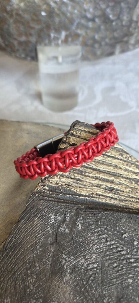 Bracelet cuir rond rouge tressé macramé