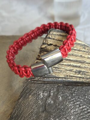 Bracelet cuir rond rouge tressé macramé