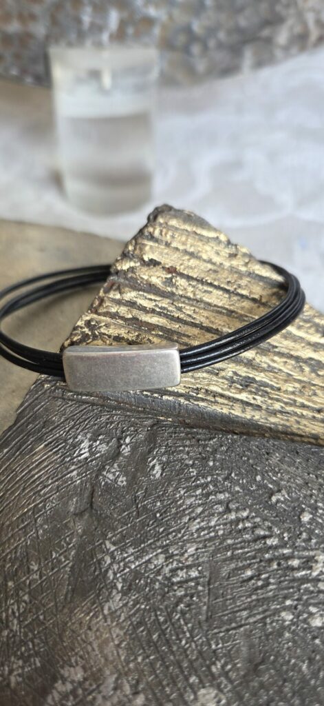 Bracelet homme cuir rond 1,5 noir et tube plat argenté