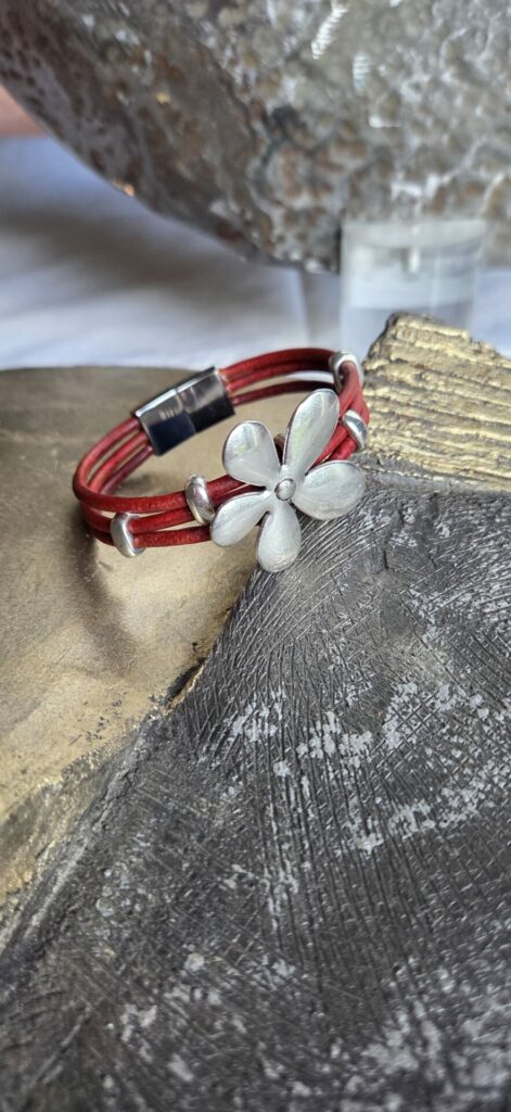 Bracelet femme cuir rouge et grosse fleur