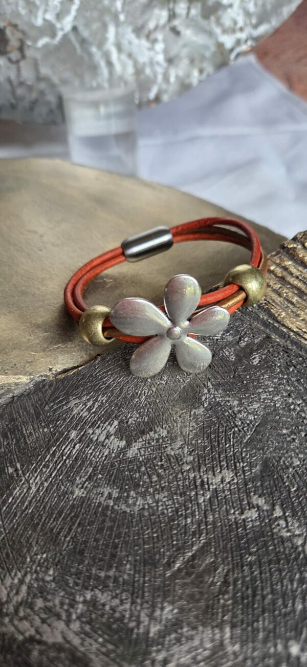 Bracelet femme cuir rond orange et bronze grosse marguerite