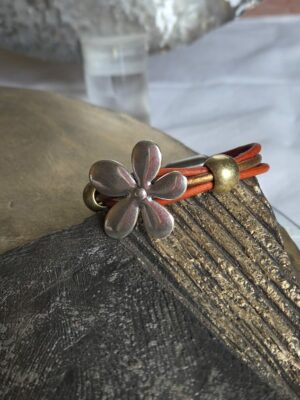 Bracelet femme cuir rond orange et bronze grosse marguerite