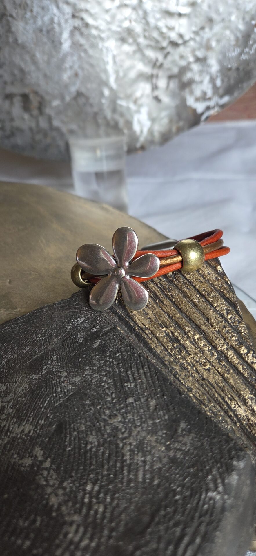 Bracelet femme cuir rond orange et bronze grosse marguerite