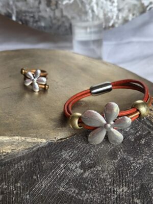 Bracelet femme cuir rond orange et bronze grosse marguerite