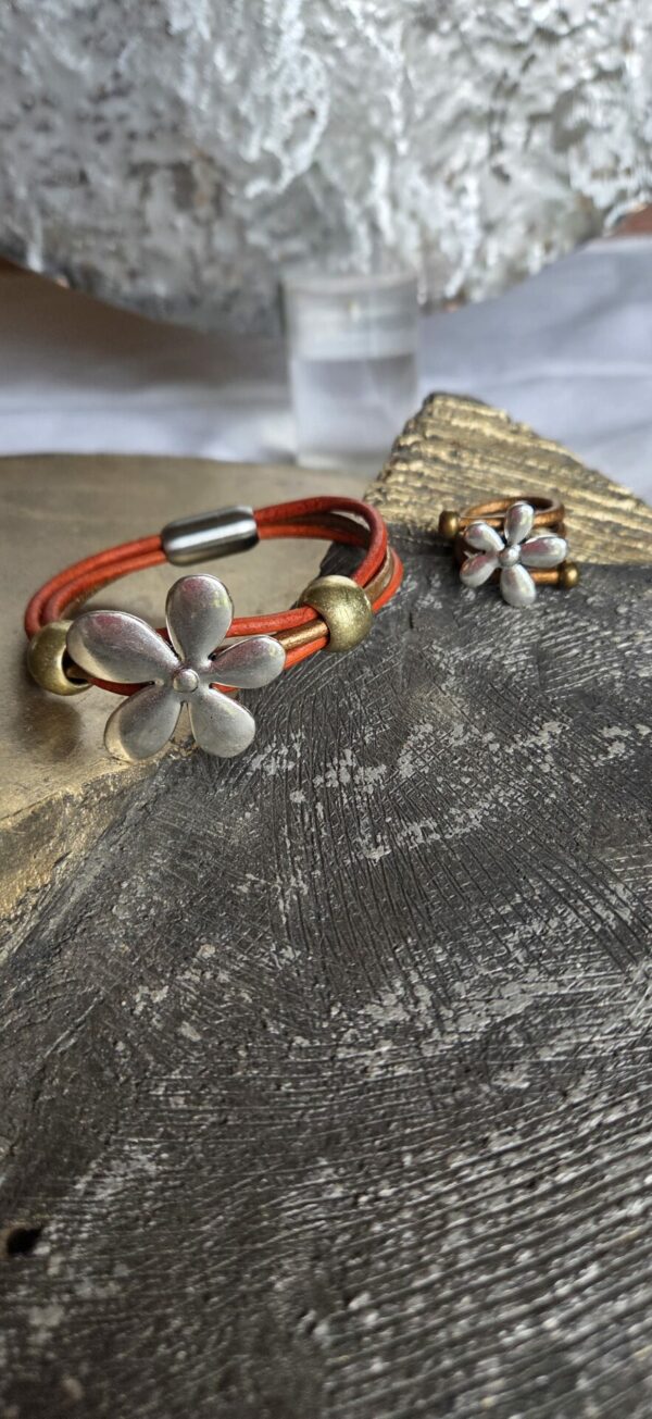 Bracelet femme cuir rond orange et bronze grosse marguerite
