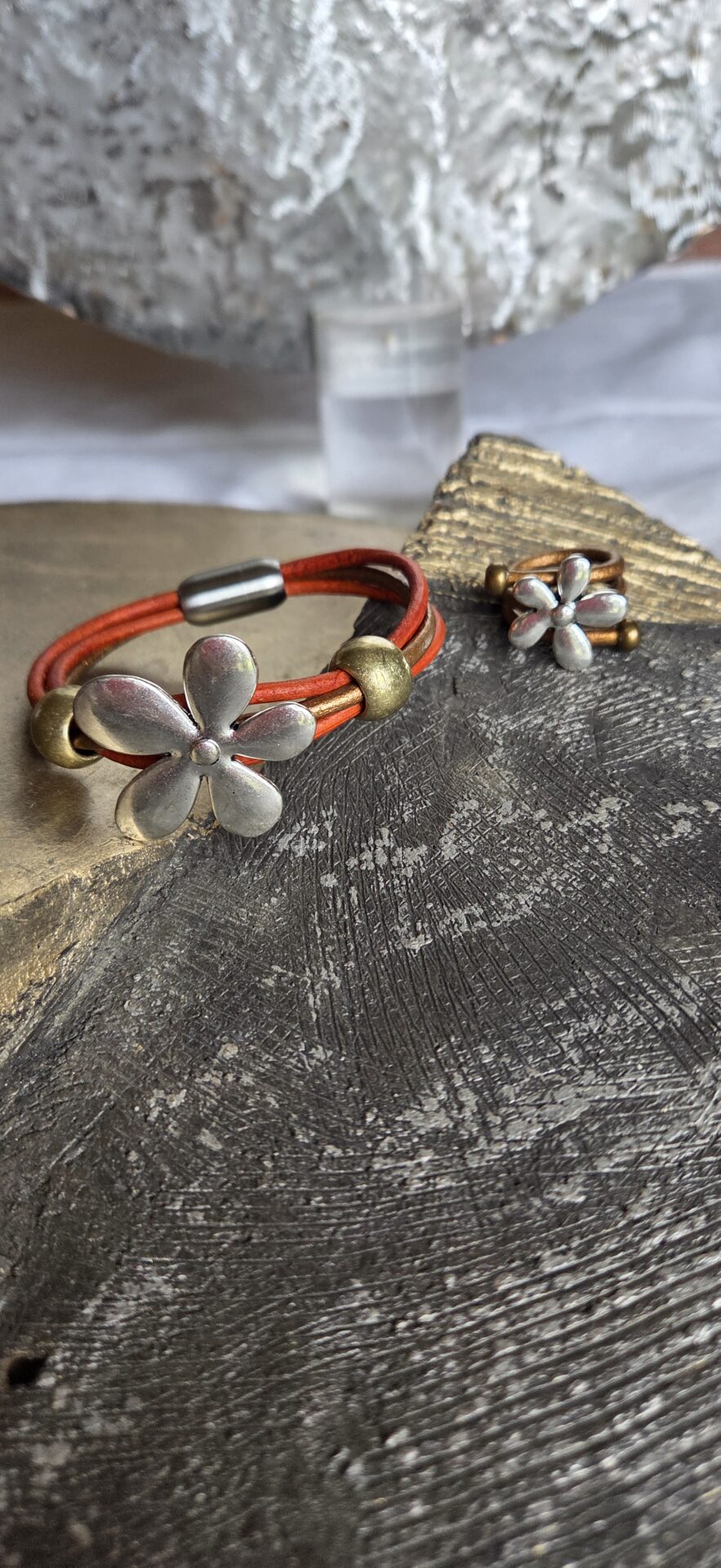 Bracelet femme cuir rond orange et bronze grosse marguerite