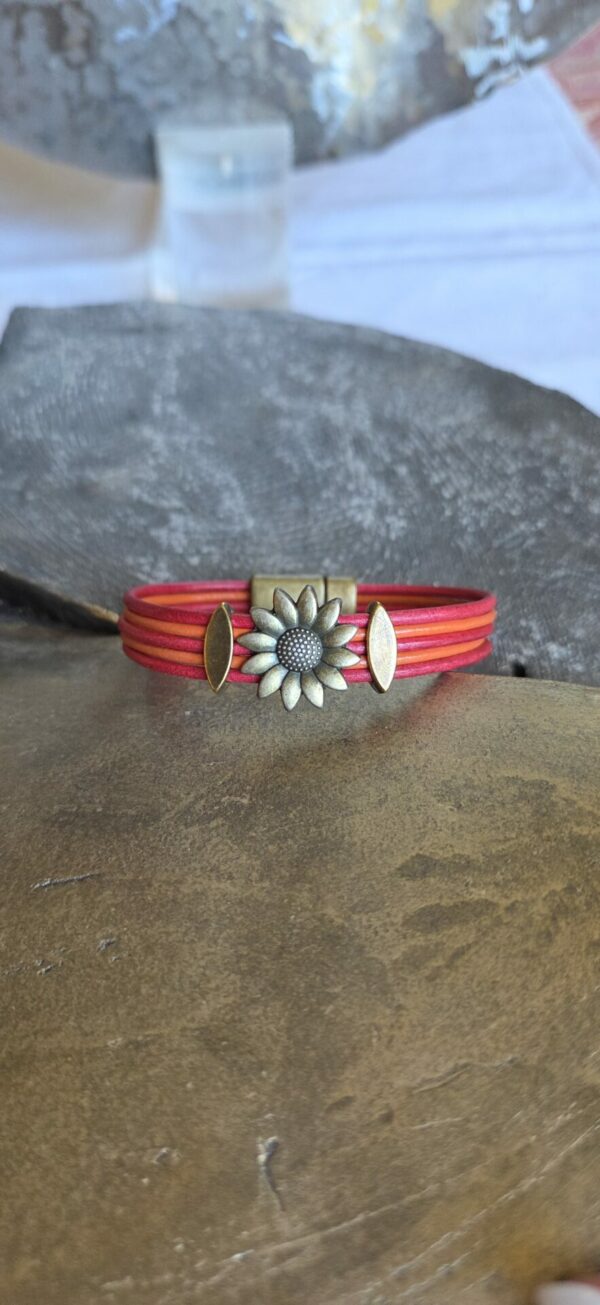 Bracelet femme cuir rond orange et rouge fleur et passants bronze
