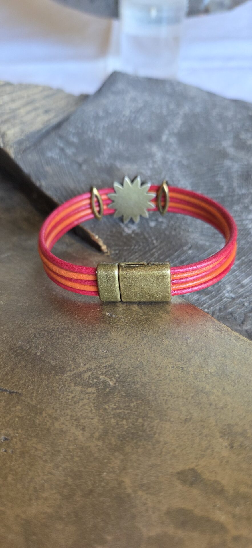 Bracelet femme cuir rond orange et rouge fleur et passants bronze