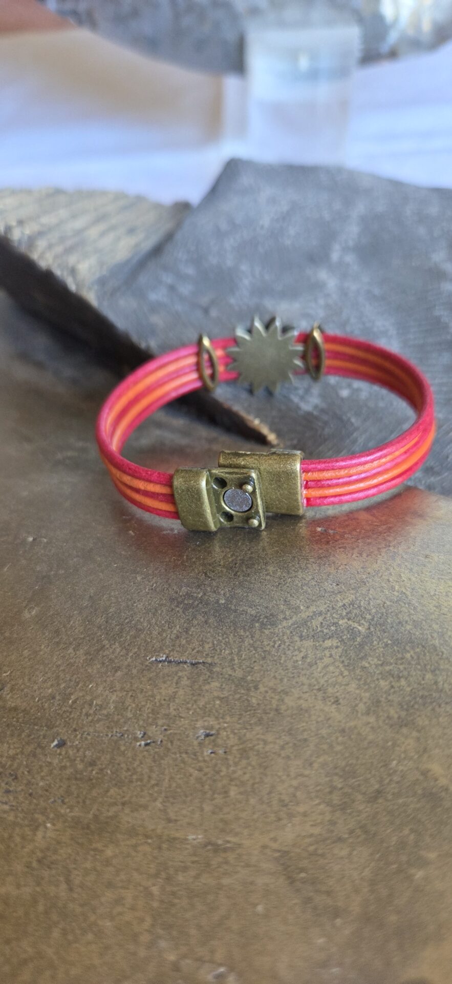 Bracelet femme cuir rond orange et rouge fleur et passants bronze