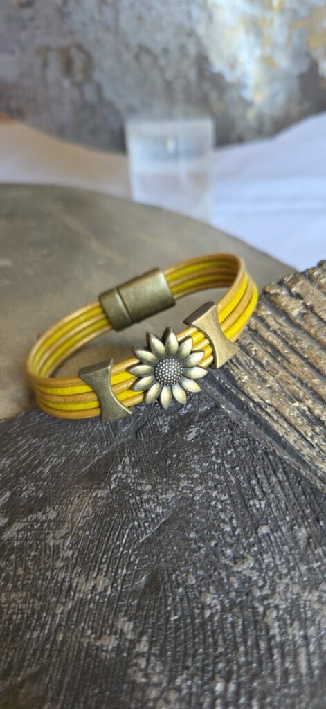 Bracelet femme cuir rond jaune et or fleur et passants bronze