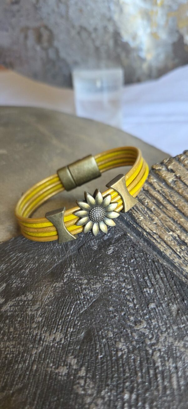 Bracelet femme cuir rond jaune et or fleur et passants bronze