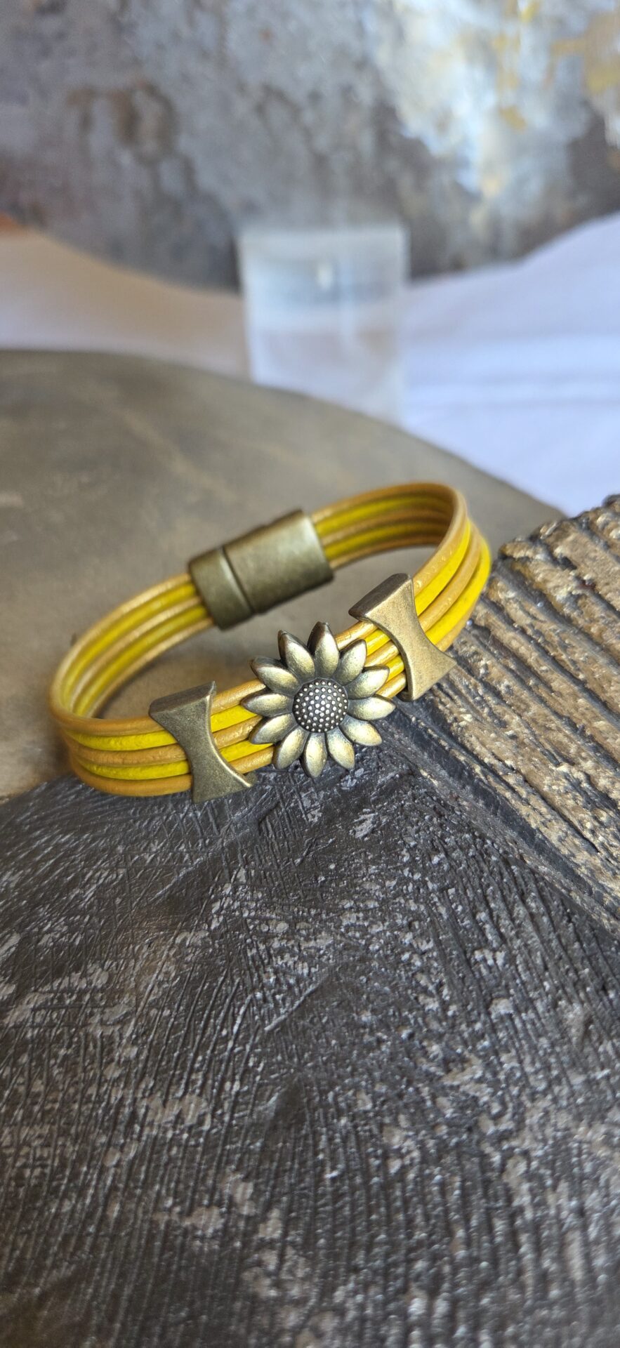 Bracelet femme cuir rond jaune et or fleur et passants bronze