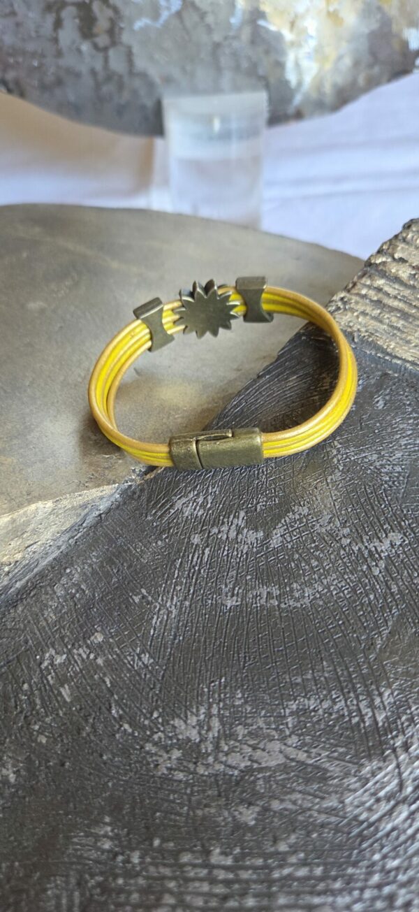 Bracelet femme cuir rond jaune et or fleur et passants bronze