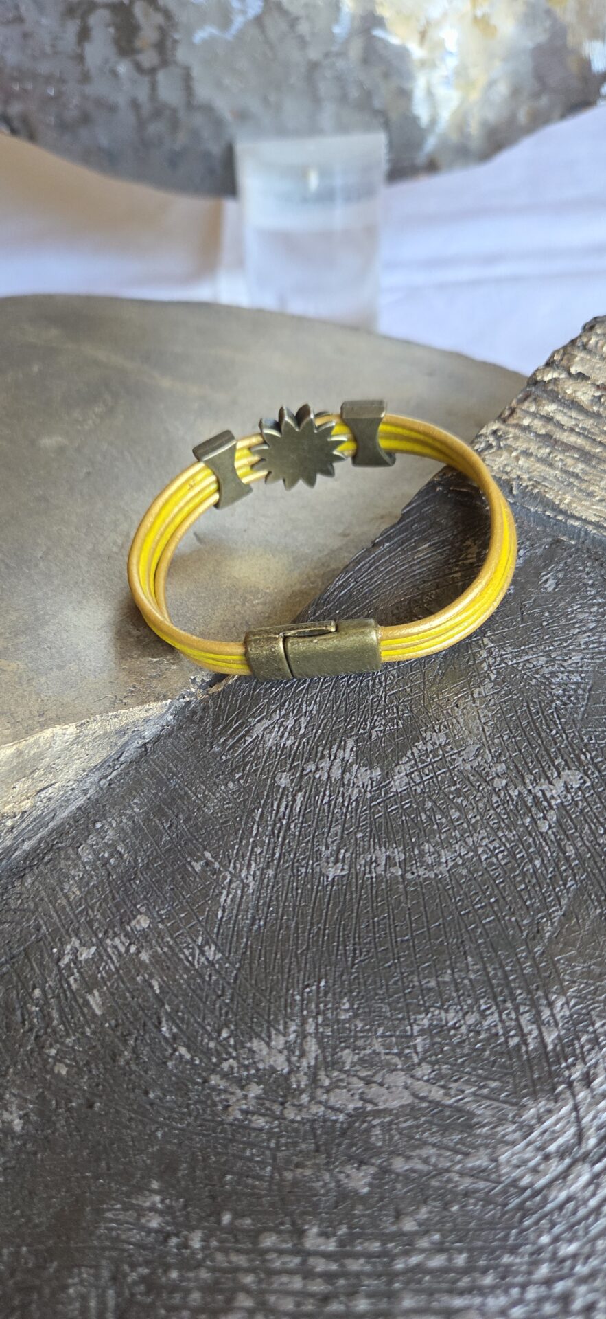 Bracelet femme cuir rond jaune et or fleur et passants bronze