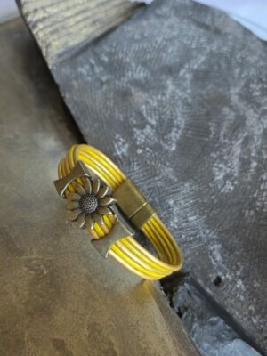 Bracelet femme cuir rond jaune et or fleur et passants bronze