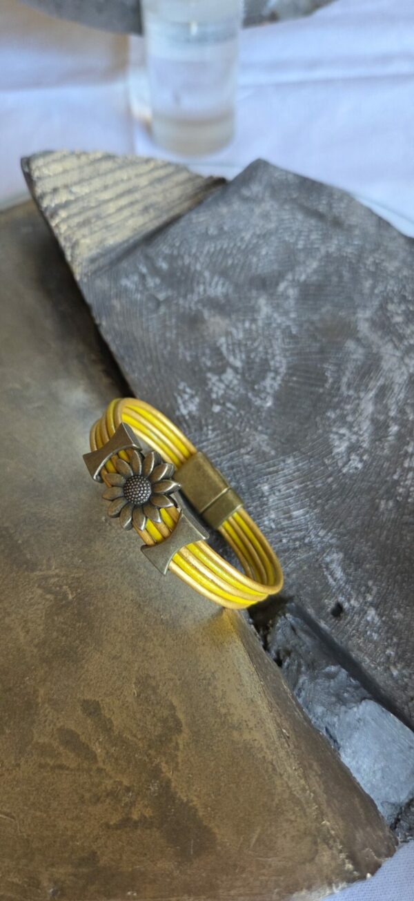Bracelet femme cuir rond jaune et or fleur et passants bronze
