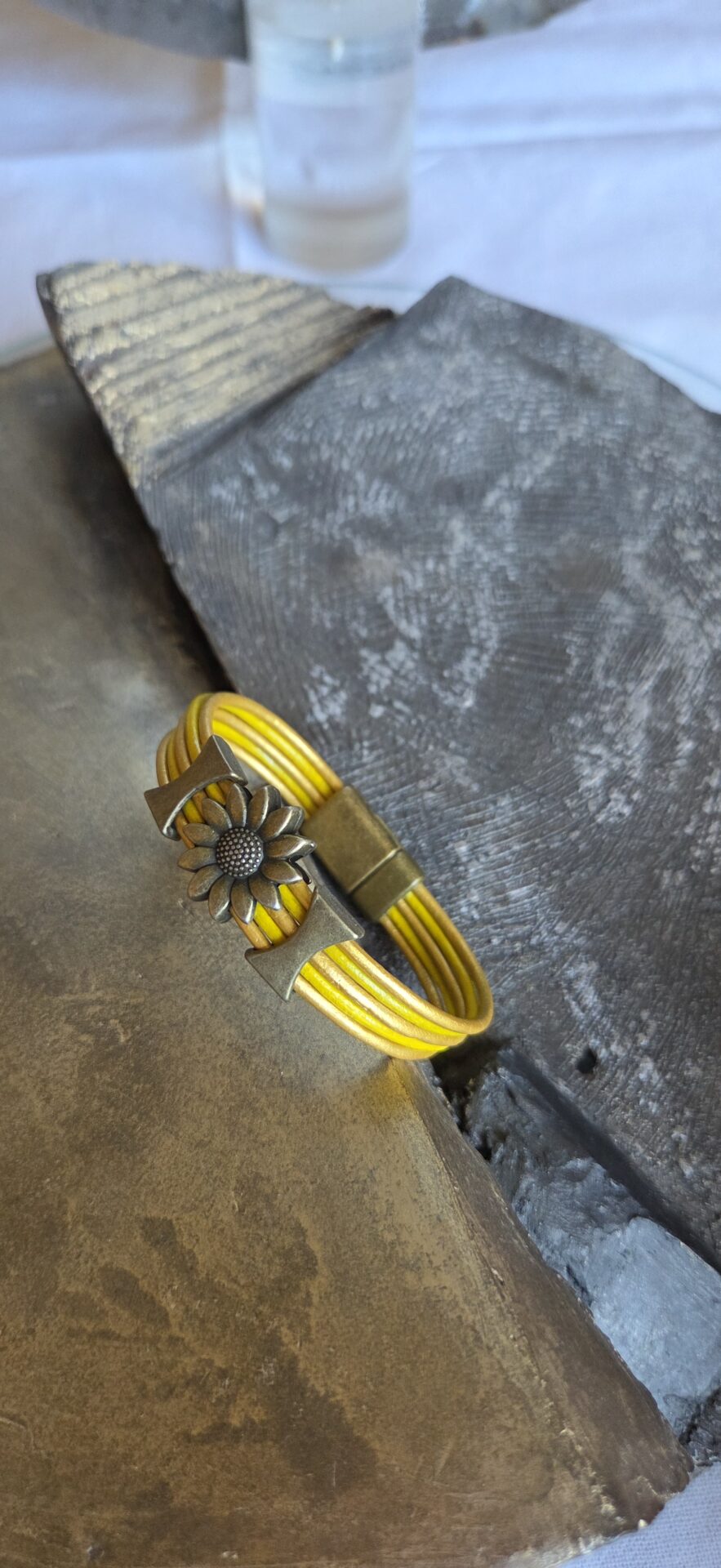 Bracelet femme cuir rond jaune et or fleur et passants bronze