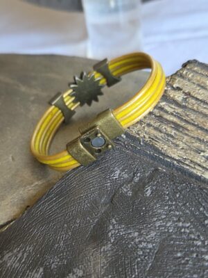 Bracelet femme cuir rond jaune et or fleur et passants bronze