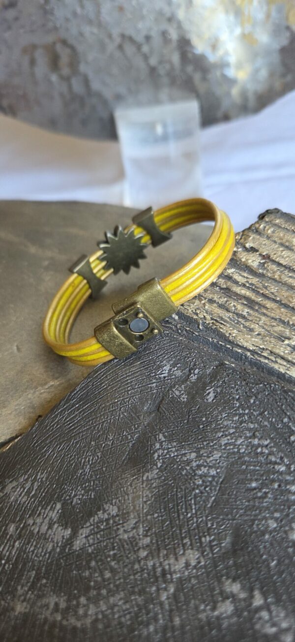 Bracelet femme cuir rond jaune et or fleur et passants bronze