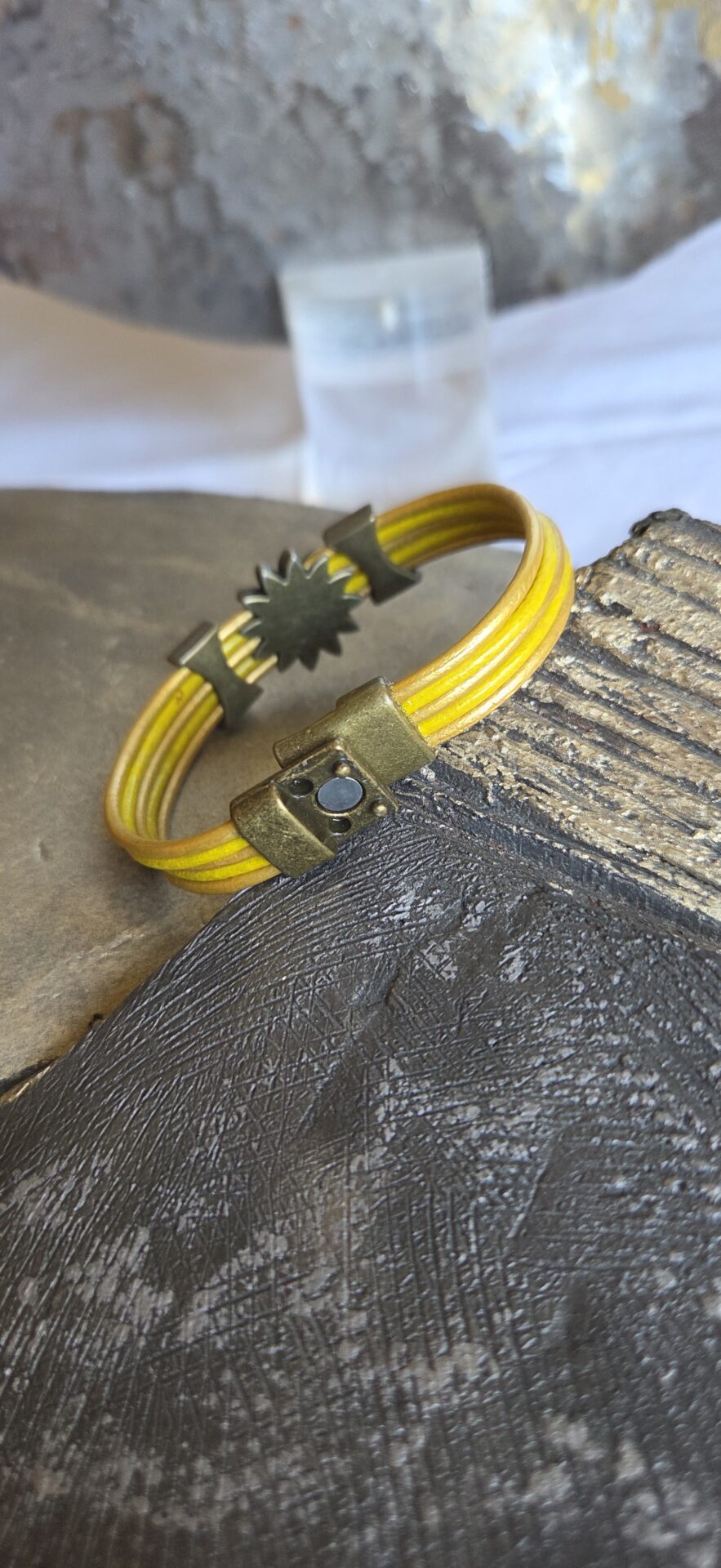 Bracelet femme cuir rond jaune et or fleur et passants bronze